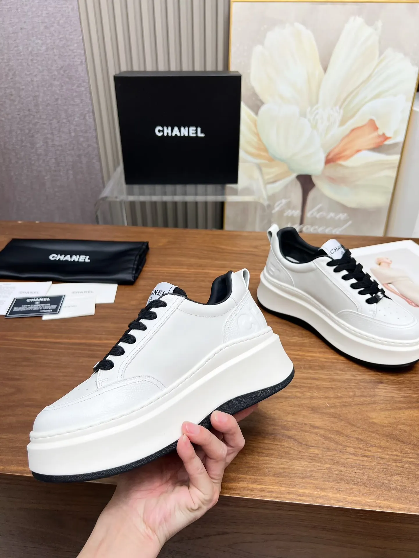 👟👟Ex-factory price 460👟👟 New Chanel panda color white shoes, currently super popular thick-soled shape, very versatile, long and slim legs, super comfortable on the feet, elongating the entire body proportion [strong] Fabric: imported first-layer cowhide🐂 Lining: sheepskin Foot pads: cowhide Code number: 34 to 41 (34 and 41 need to be customized) Packaging: with card, cloth bag Color: black, white, pink